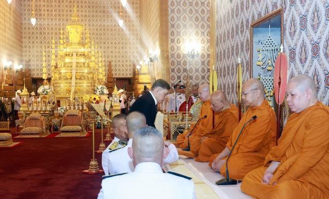 葬礼第10天！泰王被侍从扶着走，苏后冷着脸，欧拉弄独自祭奠婆婆