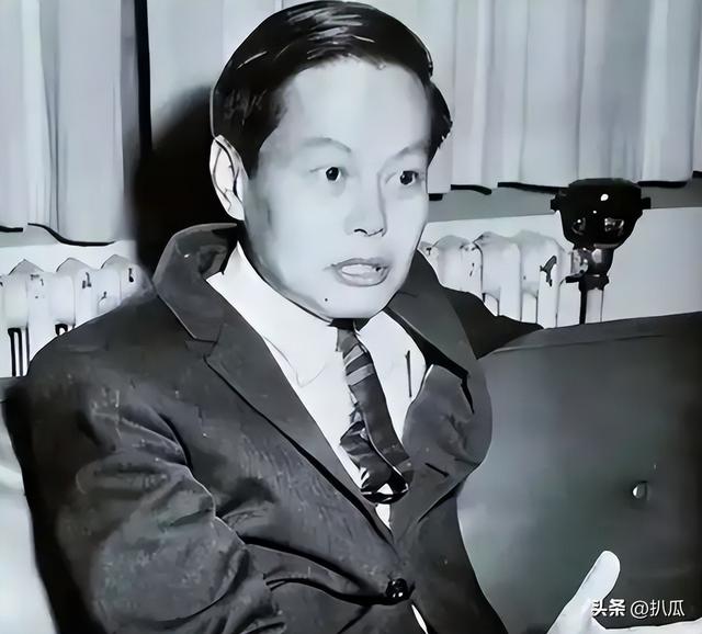 杨振宁葬礼刚结束，恶心的一幕就出现了！遗体盖国旗都被人质疑