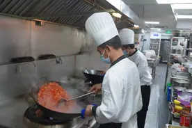 高铁上“一碗好饭”的诞生记图片