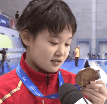 全红婵当榜三大姐力挺，张家齐首场直播却被嘲，退役后路走错了吗