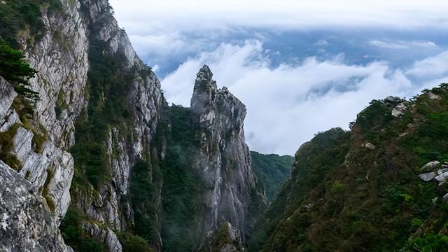 此生必爬的十大名山：从人间仙境到极限挑战，你敢来征服吗？