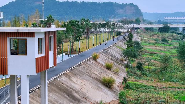 带娃圣地+1，射洪这个新广场好安逸！