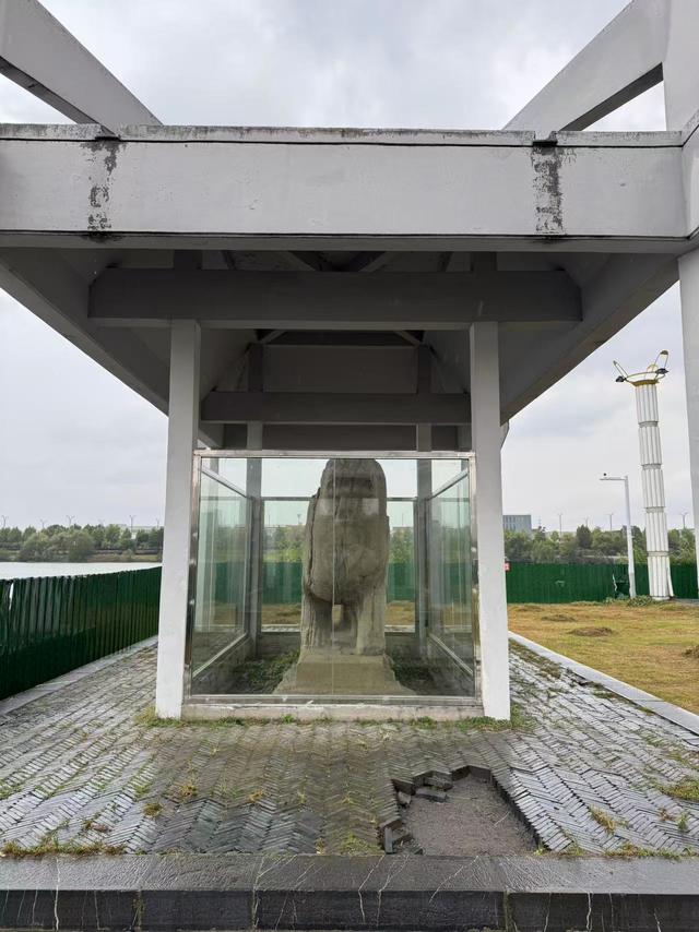王气销沉处：南京江宁方旗庙南朝石刻前，被雨打湿的帝王魂