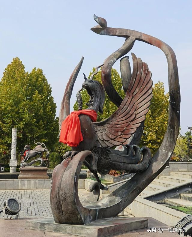 在“天仙配”传说的故事发生地孝感，建有一座“凤凰天仙城”