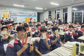 暖心！岳阳县第一中学高一高二年级为高三学子“花式”送祝福图片