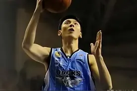 辽宁球员成了北京队长，拿了三个冠军娶大长腿老婆，却在33岁离世图片