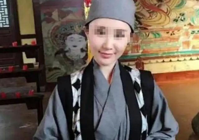 揭秘尼姑庵真相：表面佛门实则妓院，穿黑丝戴假发，香客人来人往
