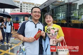 刚刚！广西第一批考生结束高考，微笑走出考场图片