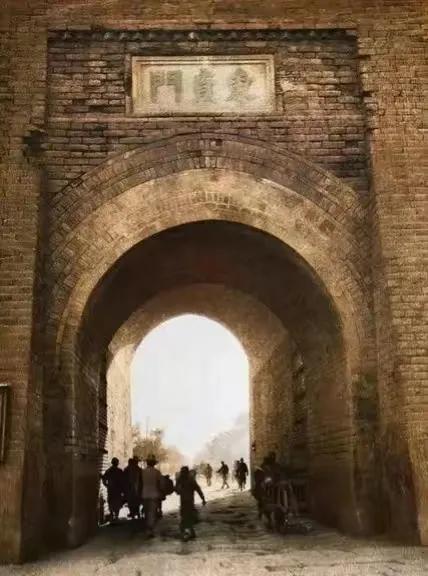 1923年，一名瑞典人来到中国，拍到了完整的北京城墙！太壮观了