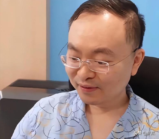 蔡磊传出好消息！终于能下楼溜达，见到儿子笑了，爷俩靠镜子交流