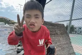 小孩哥最牛战绩曝光，火烧村庙，脚踩烟花，海漂、爬树都是小儿科图片