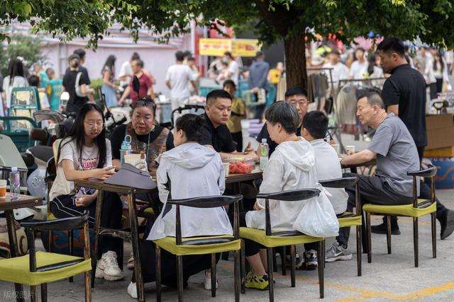国内最宜居的城市之一，竟然不是大理，却藏在甘肃七彩丹霞脚下？