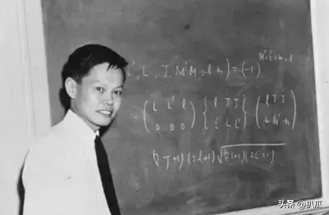 杨振宁葬礼刚结束，恶心的一幕就出现了！遗体盖国旗都被人质疑