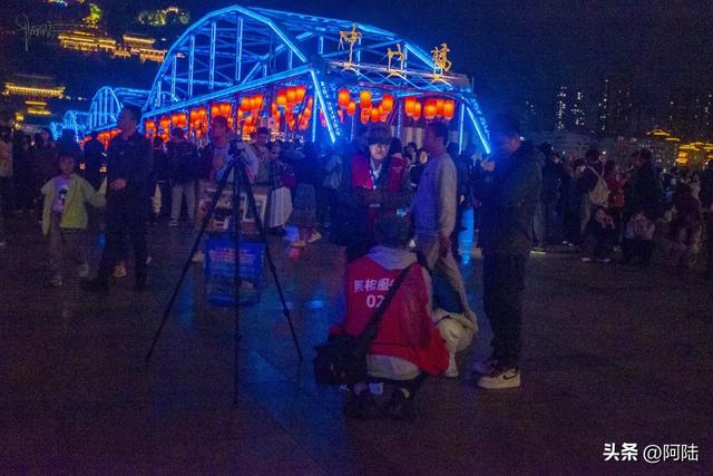 兰州最著名的黄河铁桥,其实是由三个国家合作而建,夜景灯光旖旎