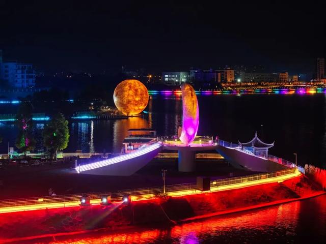 夜宴浩江湖！“超级月亮”与凌云塔共辉，沅江新夜景美出圈