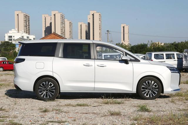 试驾五菱星光730	，售价7万多的MPV，真让我一肚子话要说