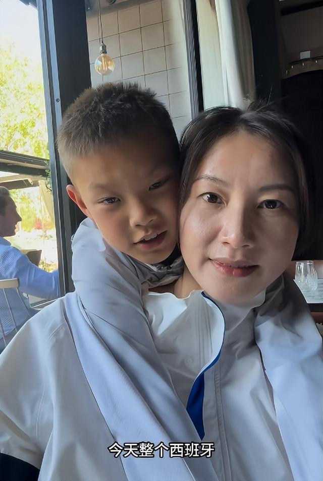 44岁谢杏芳也没想到，因林丹败光的体面，如今被9岁儿子挣了回来