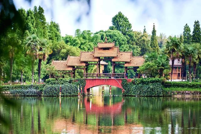 云南民族村，浓缩了云南26个民族的文化精髓，领略不一样的昆明