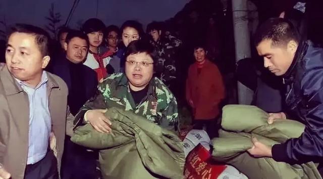 韩红亲爹居然是他？难怪没人敢惹！这身份太惊人了！