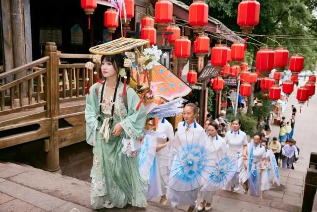爱好汉服小伙伴们！这个周末，金堂这里等你来打卡……
