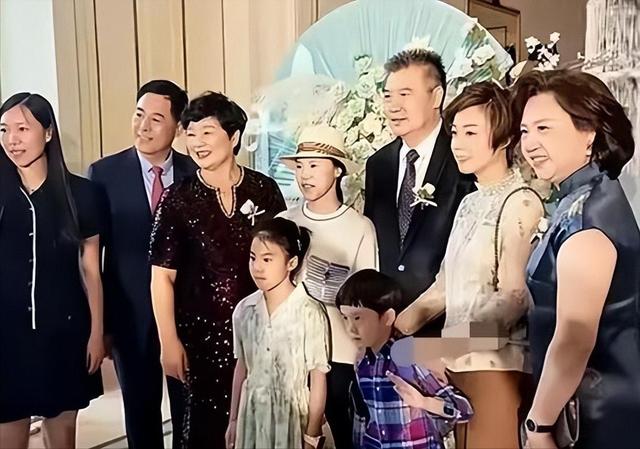 恩爱16年难抵残酷现实，嫁大20岁富豪的张怡宁，如今她后悔也晚了