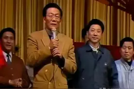 1994年，侯耀文与常贵田、张志宽在天津拜师时，拍摄的一张合影图片