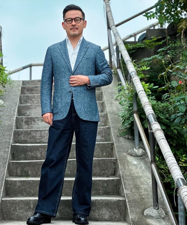 被上海街头的男人圈粉！“西装外套+牛仔裤”的打扮，帅气又洋气