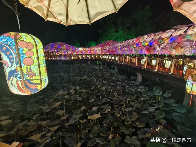 入夜，通化2021年打造的佟佳江旅游度假区灯光亮起，如梦似幻