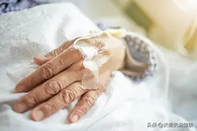 84岁的爷爷晚期肺癌，她后悔让爷爷住院检查了，身体恶化太快了图片