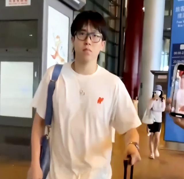 国乒抵达北京：王楚钦一脸疲惫，邱贻可推孙颖莎行李，王曼昱发呆