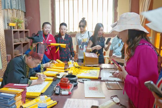 千人旅行团畅游敦煌阳关，开启秋季旅游热!