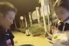 父亲下班后骑车50公里给女儿送红烧肉，细心用棉被包着保温图片