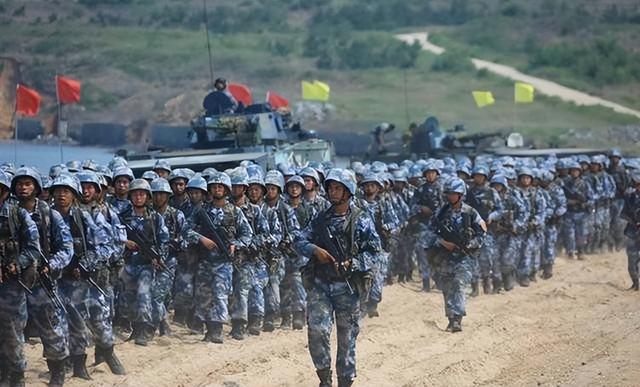 特朗普还未登机访华，大批美国坦克将运往台岛，解放军动作更大