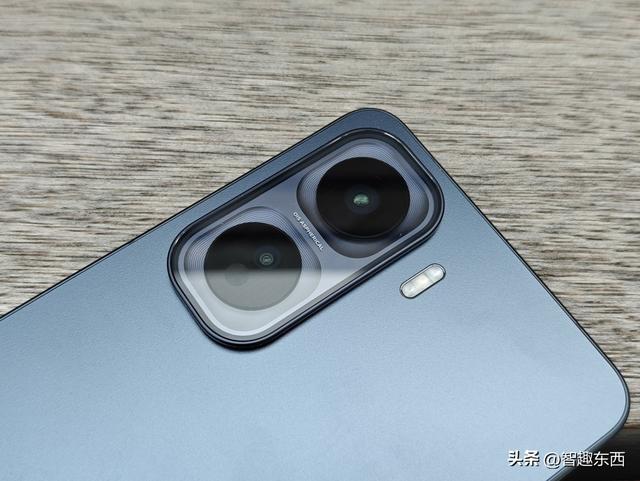 2K屏同档高配！ 双芯iQOO Neo11电竞手机初体验