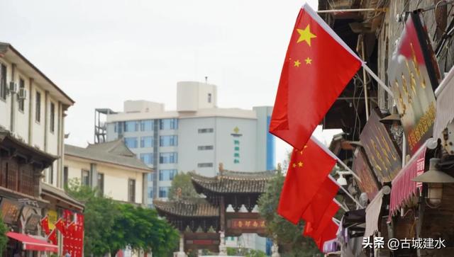 建水洋溢“中国红” 喜庆氛围迎国庆