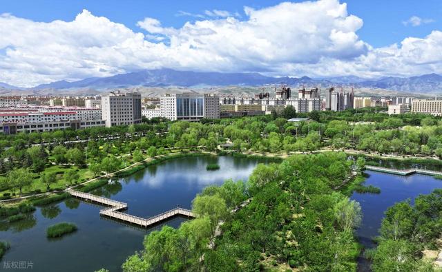 国内最宜居的城市之一，竟然不是大理，却藏在甘肃七彩丹霞脚下？