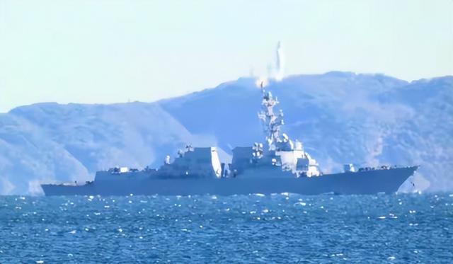台岛海峡发生激烈对峙！2架直10不顾阻扰，强行压向美军宙斯盾舰