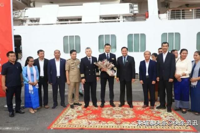 中国豪华邮轮停靠西港港口！