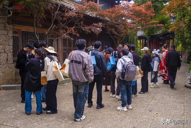 摩旅打卡束河古镇,一不小心进去遛了趟车,石板路况着实感人