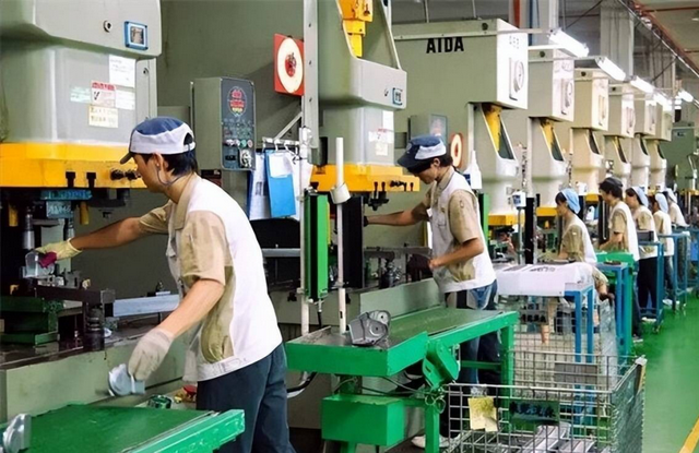 普京支持中国出手，日本制造链遭重击，特朗普快速变脸不敢硬碰