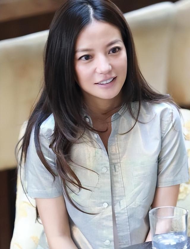 黄晓明公开点名才几天，赵薇近况接连曝光，有一点4年前就注定