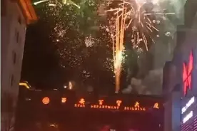 为庆祝店铺开业，“烘托气氛”，男子在市中心楼顶燃放烟花，西安警方：行拘！图片