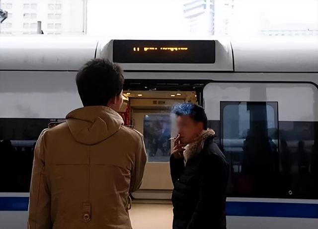 偷鸡不成蚀把米！女子投诉高铁工作人员抽烟，自己却被扒个底朝天
