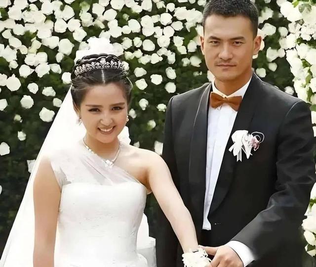 39岁何洁不忍直视，腋下勒出副乳肚子三层肉，要养4个娃操劳疲惫