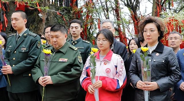 主席唯一曾孙子毛东东，今年22岁身高1米87，出生日期很有寓意！