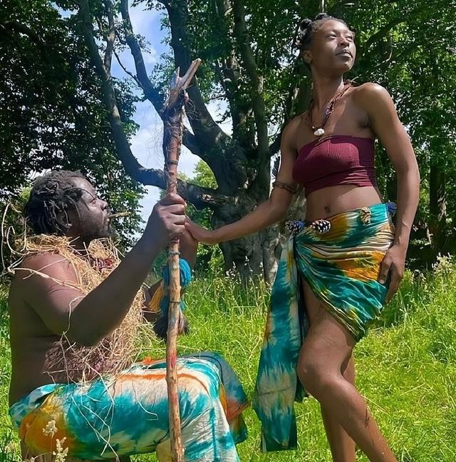 美国女孩离奇失踪，再出现已成原始部落国王侍女？部落一共三人