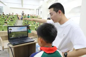 北疆教育·成长五线谱丨呼和浩特市新城区实验中学东河校区附属小学：风筝节融入无人机，科技为童年添彩图片