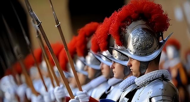 历史竟开了个玩笑：先倒下的不是乌克兰，而是百年中立的瑞士？