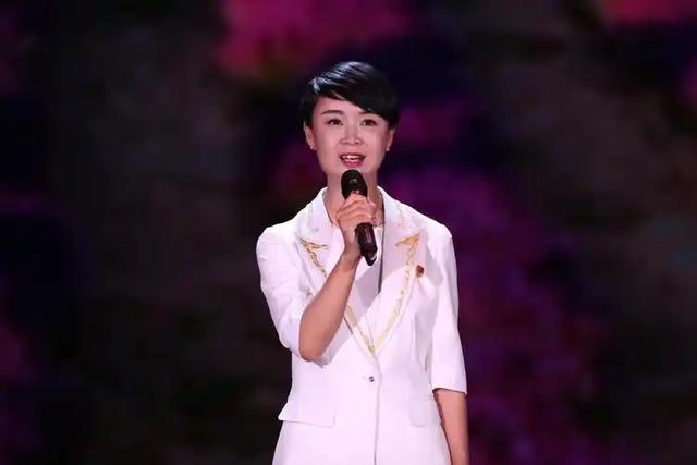 不止马背上的县长	，贺娇龙用400场直播改变乡村命运