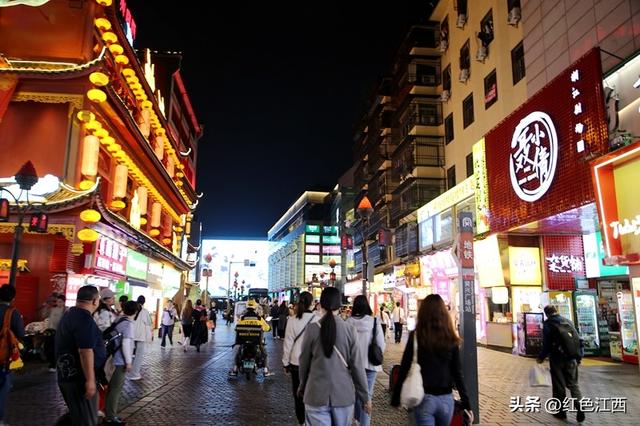 坡子街的夜色里，藏着长沙的烟火人间